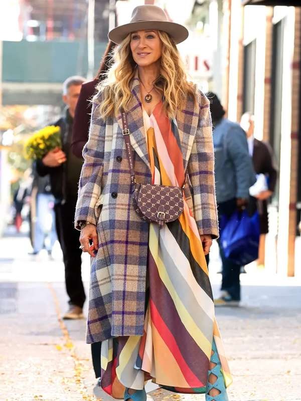 Carrie-Bradshaw-And-Just-Like-That-S02-Plaid-Coat